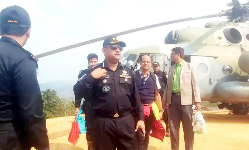 কবর খুঁড়ে মিলল ‘কম্বল’, উধাও জঙ্গির লাশ!