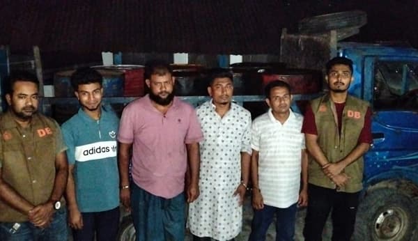 নোয়াখালীতে ১৪০০ লিটার অবৈধ ডিজেল জব্দ, আটক ৪