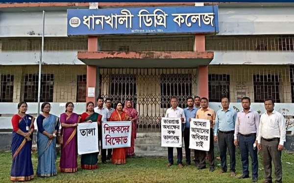 কলাপাড়ায় অধ্যক্ষর অপসারণ দাবিতে কক্ষ তালাবদ্ধ করলেন শিক্ষকরা