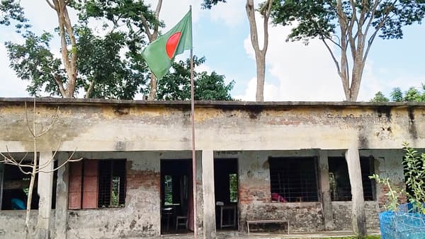১৩ শিক্ষকের বিদ্যালয়ে ১২ জন পরীক্ষার্থী, পাস মাত্র একজন