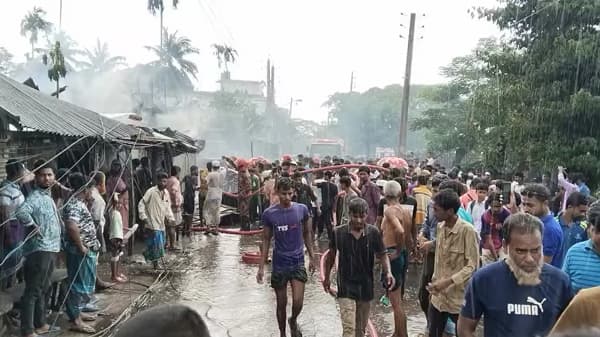 বরিশালে আগুনে পুড়লো দোকানসহ বসতবাড়ি, প্রতিবন্ধী আহত