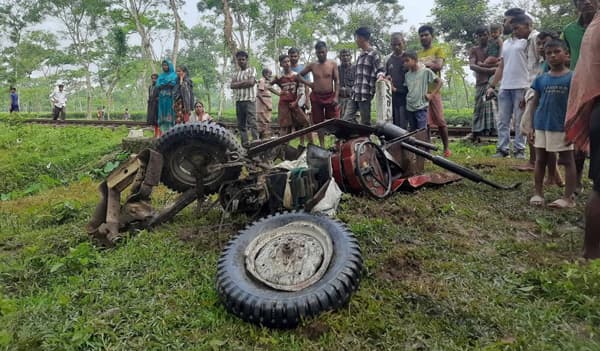 ভাড়াউড়া রেলক্রসিংয়ে ট্রেনের ধাক্কায় ট্রাক্টর, চালক আহত