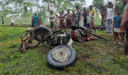 ভাড়াউড়া রেলক্রসিংয়ে ট্রেনের ধাক্কায় ট্রাক্টর, চালক আহত