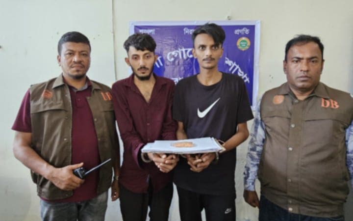 জানালা দিয়ে ৫ শতাধিক ইয়াবা ছুঁড়ে ফেলেও রক্ষা হয়নি, দুই যুবক আটক