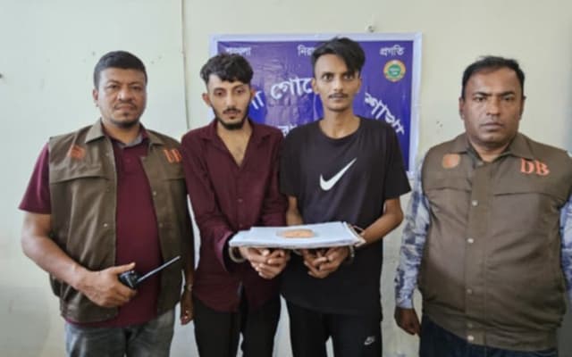 জানালা দিয়ে ৫ শতাধিক ইয়াবা ছুঁড়ে ফেলেও রক্ষা হয়নি, দুই যুবক আটক