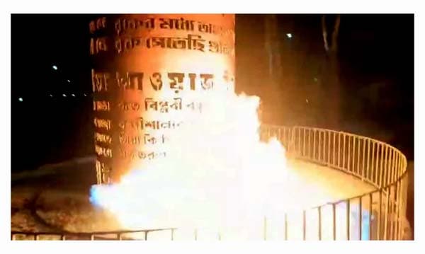 বরগুনায় জুলাই শহীদ স্মৃতিস্তম্ভে অগ্নিসংযোগ, ভিডিও ভাইরাল