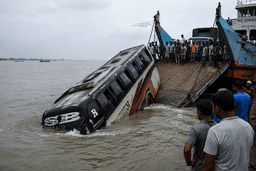 আবারো ফেরিতে ওঠার মুহূর্তে নদীতে পড়ল এসবি পরিবহনের বাস