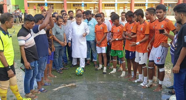 রাজাপুরে আরাফাত রহমান কোকো স্মৃতি ফুটবল টুর্নামেন্টের সূচনা