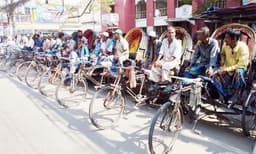 বরিশালে ব্যাটারিচালিত রিকশা বন্ধে প্যাডেল চালকদের বিক্ষোভ