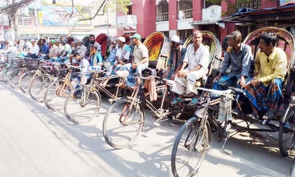 বরিশালে ব্যাটারিচালিত রিকশা বন্ধে প্যাডেল চালকদের বিক্ষোভ