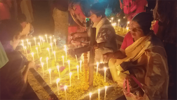 পাঁচবিবিতে মোমবাতি প্রজ্বলন করে মৃত স্বজনদের আত্মার শান্তি কামনা