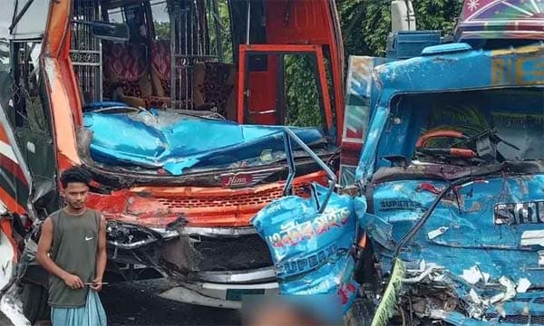 বরিশালে বাস-ট্রাকের মুখোমুখি সংঘর্ষ, আহত সাত