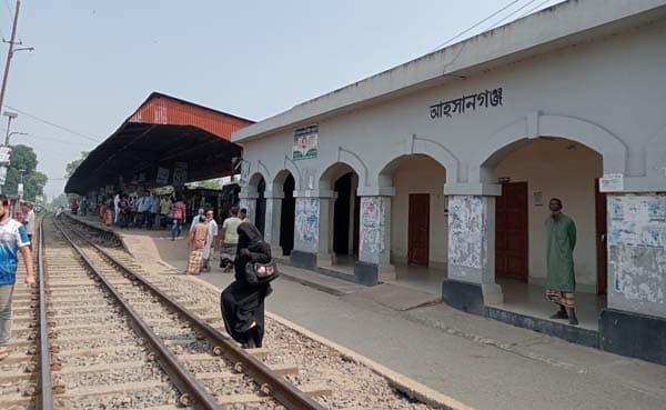 আত্রাইয়ে ট্রেনে কাটা পড়ে অজ্ঞাত যুবকের মৃত্যু