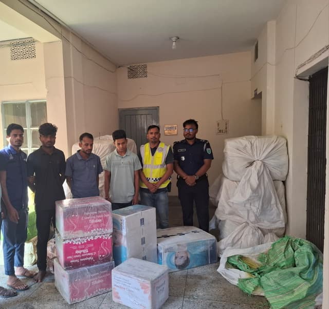 মৌলভীবাজারে কাভার্ড ভ্যানে ভারতীয় চোরাই পণ্য, আটক ৩