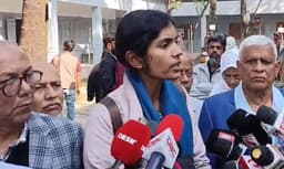 বরিশাল-৫: এজেন্টদের বাধা ও পেশিশক্তি ব্যবহারের অভিযোগ মনীষার