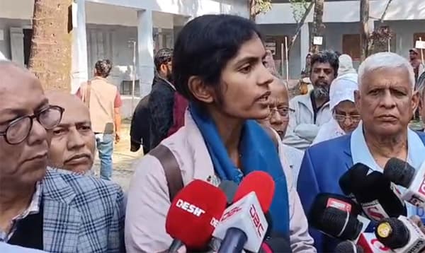 বরিশাল-৫: এজেন্টদের বাধা ও পেশিশক্তি ব্যবহারের অভিযোগ মনীষার