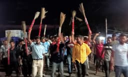 কুয়াকাটায় ইউএনও'র পদত্যাগের দাবীতে ঝাড়ু মিছিল