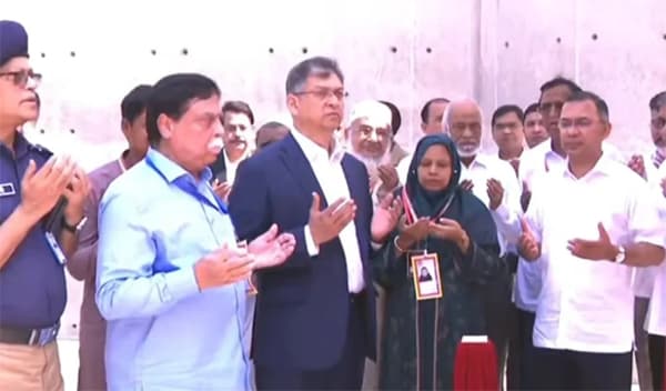 ওসমানী উদ্যানে জুলাই স্মৃতিস্তম্ভ উদ্বোধন করলেন প্রধানমন্ত্রী