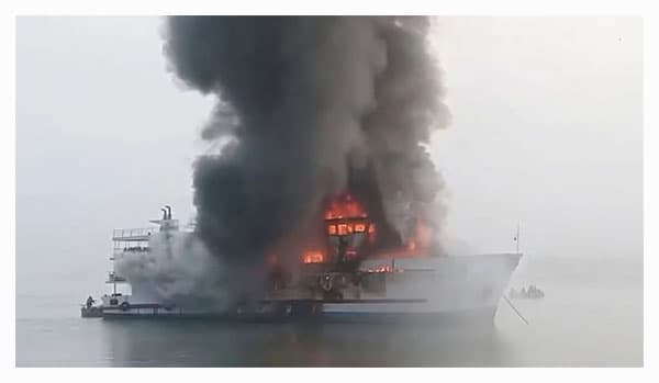 বাঁকখালী নদীতে অগ্নিকাণ্ড, রক্ষা পেল শত পর্যটক