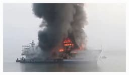 বাঁকখালী নদীতে অগ্নিকাণ্ড, রক্ষা পেল শত পর্যটক