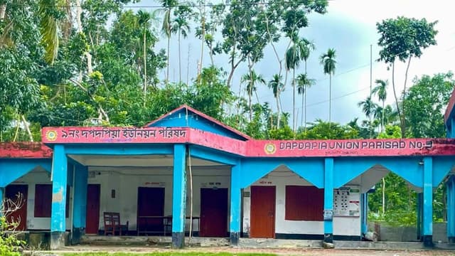 চাঁদার জেরে তালাবদ্ধ দপদপিয়া ইউনিয়ন পরিষদ, আটদিন সেবা বন্ধ