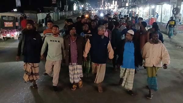 কুয়াকাটায় ছাত্রদল নেতার বিচার দাবীতে ইজিবাইক চালকদের বিক্ষোভ