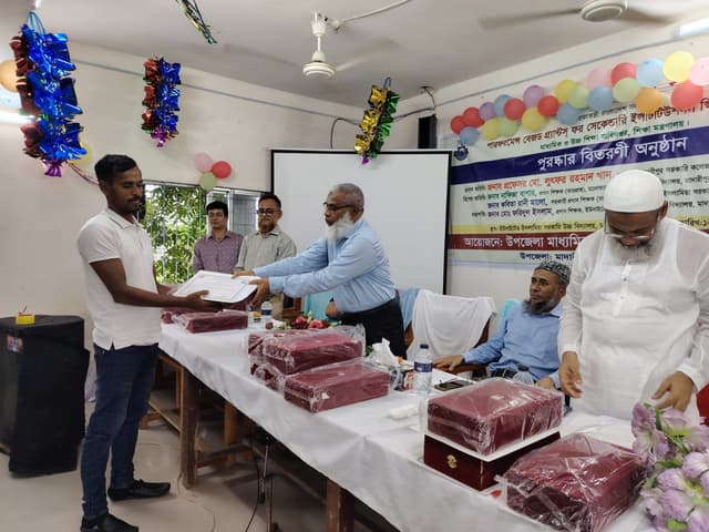 মাদারীপুরে মেধাবী শিক্ষার্থীদের সম্মাননা প্রদান