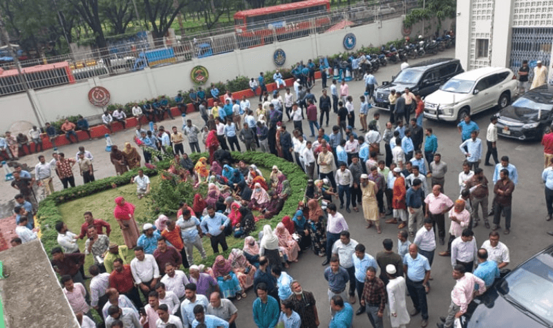 সরকারি চাকরি অধ্যাদেশ বাতিলের দাবিতে সচিবালয়ে বিক্ষোভ