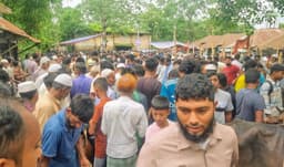 সড়ক দখল করে পশুর হাট, দুর্ভোগে যাত্রী ও চালক