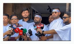 কাফনের কাপড় পরে ছাত্রদলের বঞ্চিতদের নয়াপল্টনে বিক্ষোভ