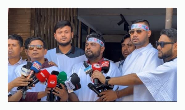 কাফনের কাপড় পরে ছাত্রদলের বঞ্চিতদের নয়াপল্টনে বিক্ষোভ