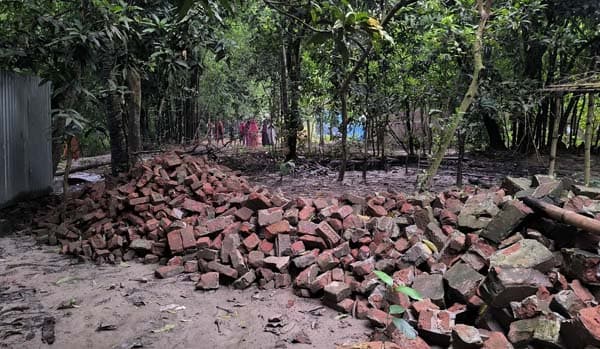 দেবীদ্বারে জোরপূর্বক চলাচলের রাস্তা বন্ধ করে দেয়ায় অবরুদ্ধ ৪০ পরিবার