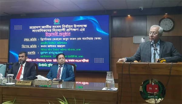 নির্বাচনের জোয়ারে দেশ, শতাব্দীর সেরা ভোট চায় ইসি