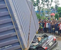 কুমিল্লায় কাভার্ডভ্যান উল্টে একই পরিবারের ৪ জনের মৃত্যু