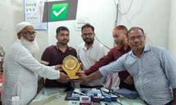হিজলায় দুই চিকিৎসক পেলেন বিশেষ সম্মাননা ক্রেস্ট