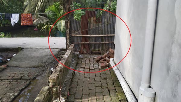 বাড়ির প্রবেশপথে বিএনপি নেতার বাঁশ-টিনের বেড়া, অবরুদ্ধ পরিবার