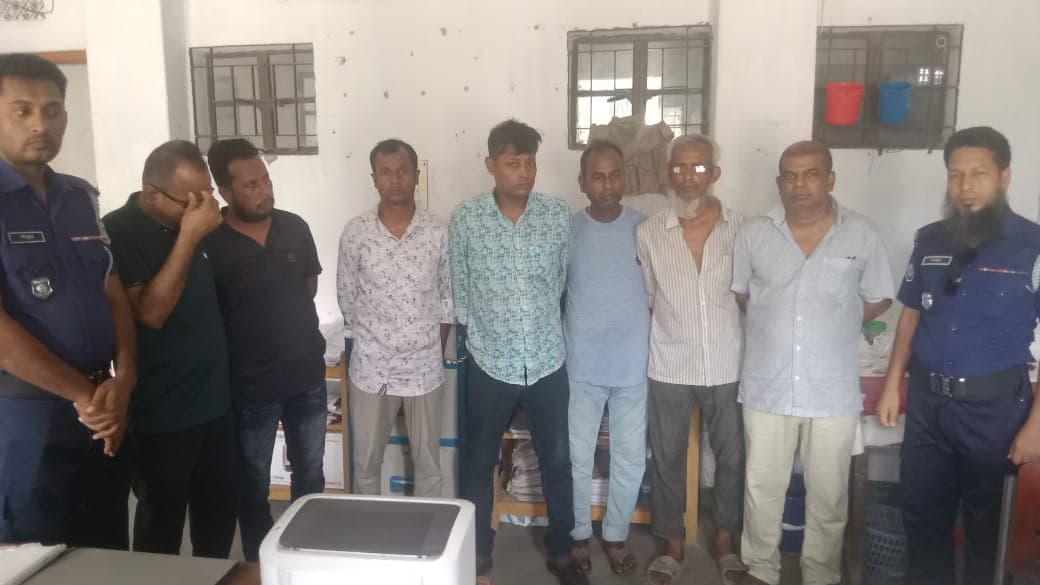 কুয়াকাটায় আবাসিক হোটেল থেকে বরিশালের ৭ জুয়াড়ি আটক