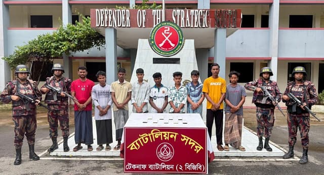 টেকনাফে বিজিবির অভিযানে মদ ও অনলাইন জুয়া চক্রের ১১ জন আটক