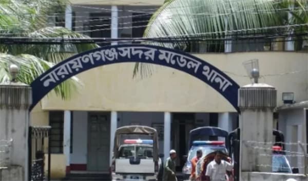 নারায়ণগঞ্জে দায়িত্বপালনরত পুলিশের পিস্তল ছিনতাই