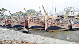 তেল সংকট আর নিষেধাজ্ঞায় দিশেহারা উপকূলের জেলেরা