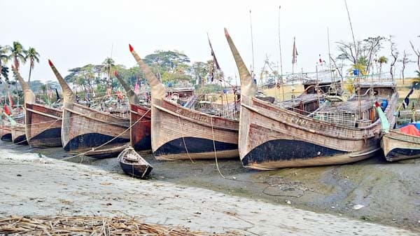 তেল সংকট আর নিষেধাজ্ঞায় দিশেহারা উপকূলের জেলেরা