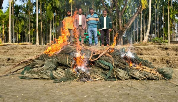 হিজলায় ৫১টি অবৈধ চায়না দুয়ারী জাল জব্দ 