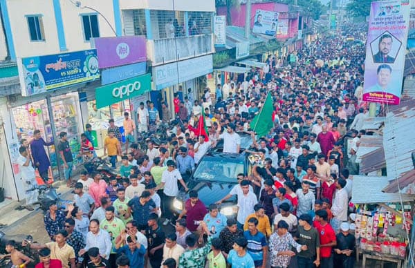 তারেক রহমানের ৩১ দফার লিফলেট বিতরণে হাতিয়ায় জনতার ঢল