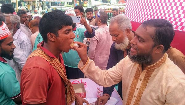 র‌্যালিতে মুখর দেবীদ্বার, শ্রমিকদের মিষ্টিমুখ
