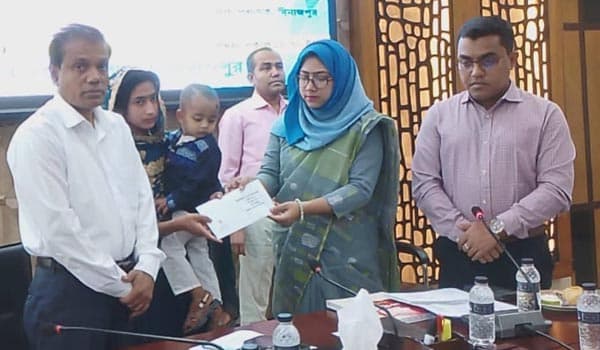 দিনাজপুরে জুলাই শহীদদের পরিবারের পাশে সরকার, সঞ্চয়পত্র বিতরণ