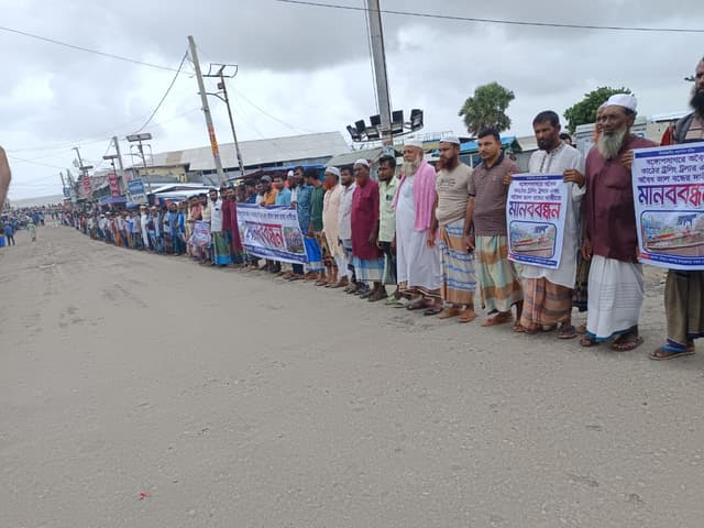 বঙ্গোপসাগরে মাছ সংকট, কুয়াকাটায় জেলেদের মানববন্ধন