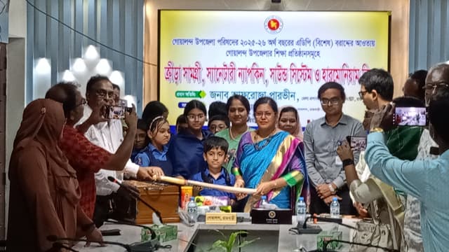 গোয়ালন্দে শিক্ষাপ্রতিষ্ঠানে এডিপির অর্থায়নে শিক্ষা উপকরণ বিতরণ
