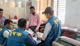 ঝালকাঠি বিআরটিএ-তে দুদকের ঘণ্টাব্যাপী অভিযান, পালাল দালাল চক্র