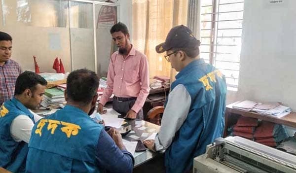 ঝালকাঠি বিআরটিএ-তে দুদকের ঘণ্টাব্যাপী অভিযান, পালাল দালাল চক্র