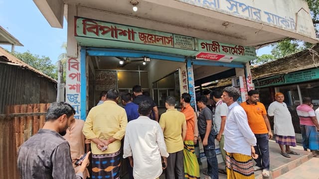  রাজবাড়ীতে থানার কাছেই জুয়েলার্সে দুঃসাহসিক চুরি